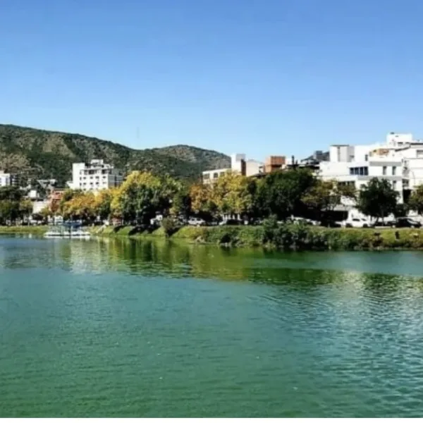 Carlos Paz: apuran obras para que vuelva el turismo, ante los malos olores del lago San Roque