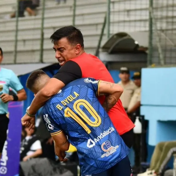 Aucas despidió a su DT César Farías por golpear a dos jugadores de Delfín