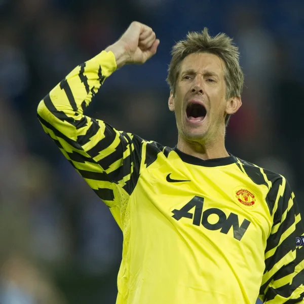El exarquero, Van der Sar, sufrió una hemorragia cerebral y fue internado