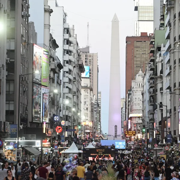 El Teatro Alvear reabre sus puertas con una fiesta en calle Corrientes
