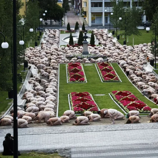 Mil personas se desnudan en Finlandia para una producción fotográfica