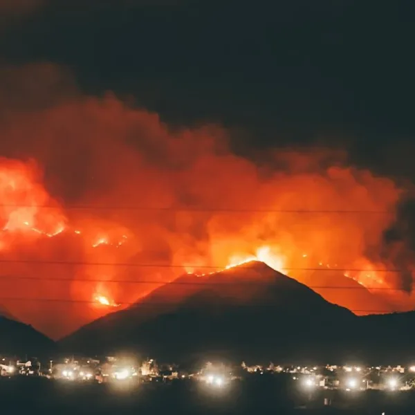 Por un incendio en el Cerro Uritorco vecinos de un barrio se autoevacuaron
