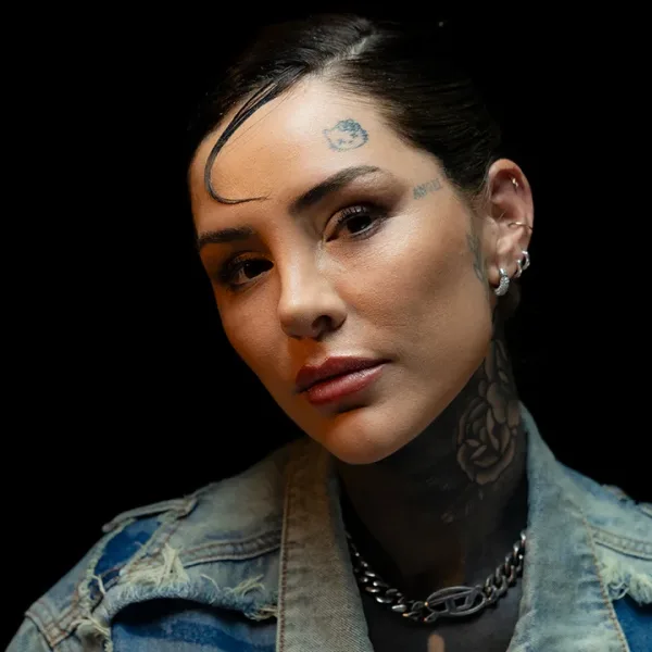 Cande Tinelli en Caja Negra: "La madre es como la boca de un cocodrilo que mete las crías y el papá pone un palito para que no se cierre"