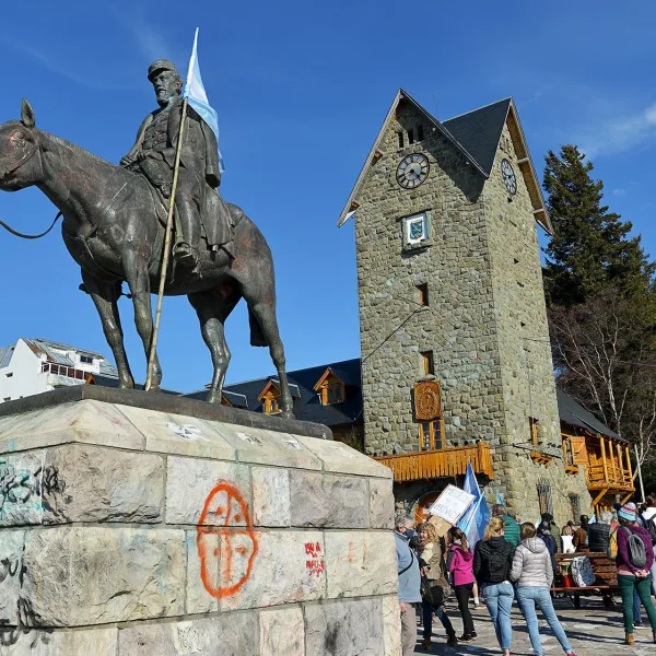 La remoción de la estatua de Roca en Bariloche generó críticas del arco opositor: "No van a poder borrar la historia"