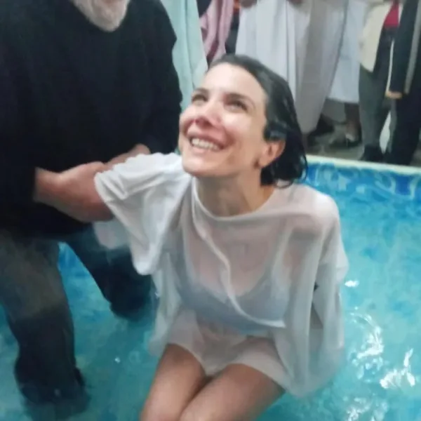 El conmovedor video del bautismo de Andrea Rincón: “Me arrepiento de todo”