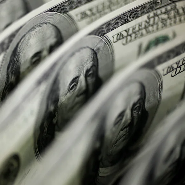 Dólar blue imparable: en el interior del país superó la barrera de los $900