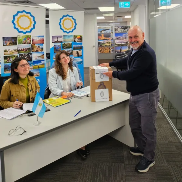 Los argentinos que viven en Nueva Zelanda, Australia, Japón y España empezaron a votar