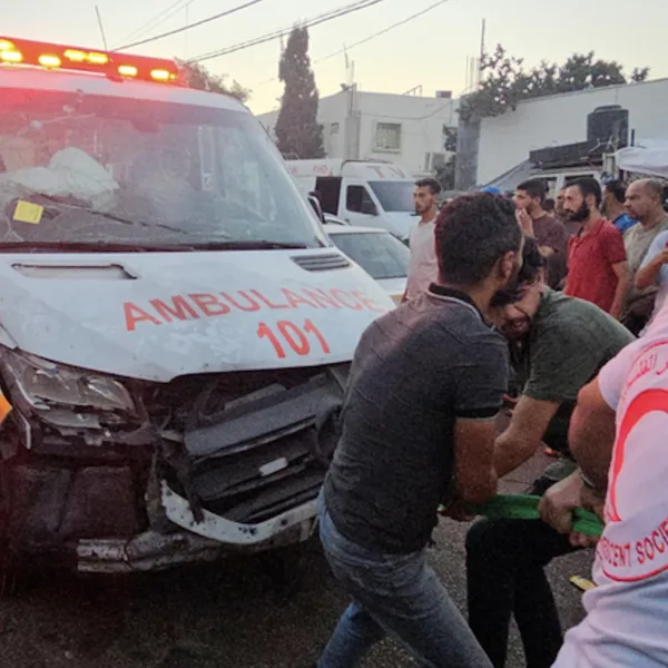 Israel atacó una caravana de ambulancias en Gaza, desatando una condena internacional