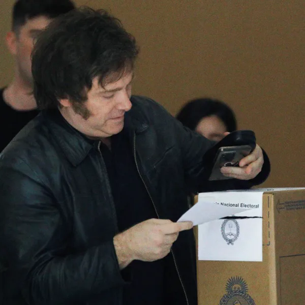 Milei, tras votar: "Esperemos que para mañana haya más esperanza y no continuidad de decadencia"