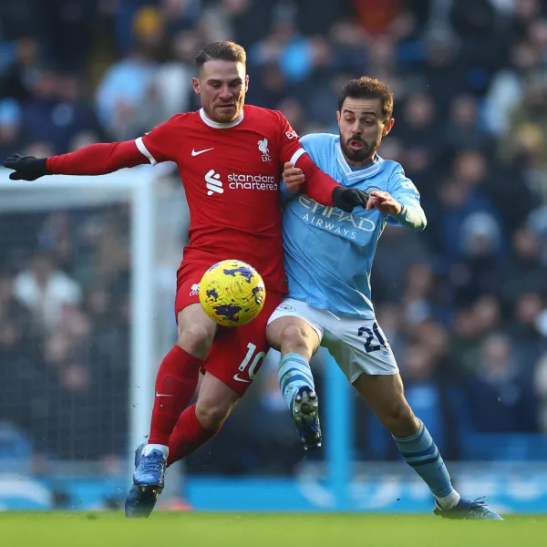 Con un polémico final, Manchester City y Liverpool quedaron a mano