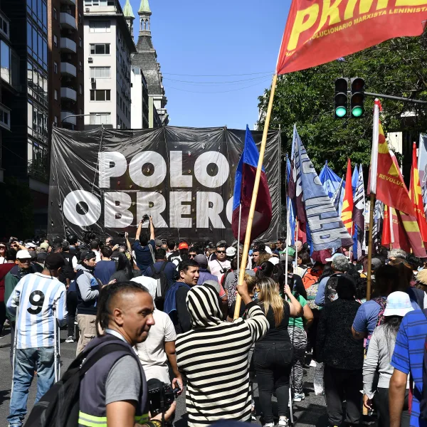 Marcha 20D: manifestantes fueron a Plaza de Mayo y Milei en el departamento de Policía