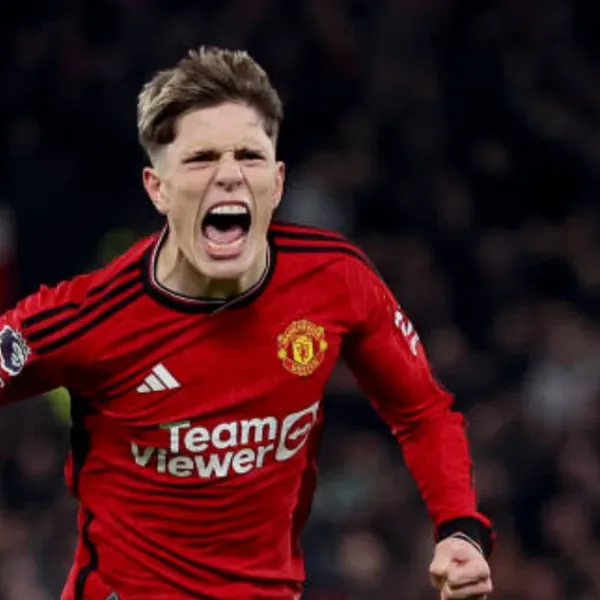 Con un doblete de Alejandro Garnacho, Manchester United lo dio vuelta y superó al Aston Villa del Dibu Martínez