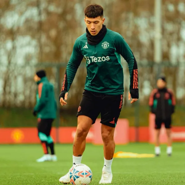 El DT del Manchester United celebró que Lisandro Martínez vuelva a los entrenamientos