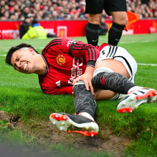 Lesión de Lisandro Martínez y doblete de Garnacho en el triunfo del Manchester United