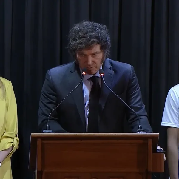 Milei visitó su excolegio y deseó: "Ojalá en 36 o 37 años hayamos salido de este pozo inmundo donde estamos"