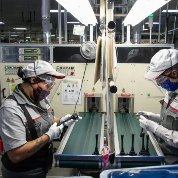 Las mujeres graduadas son más que los varones, pero sus sueldos son inferiores