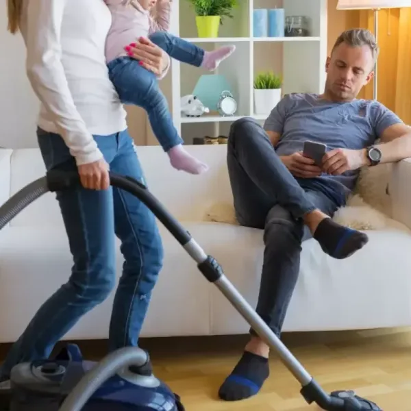 Las tareas domésticas y la carga mental: 2 de cada 3 mujeres aseguran que es un rol asignado a ellas