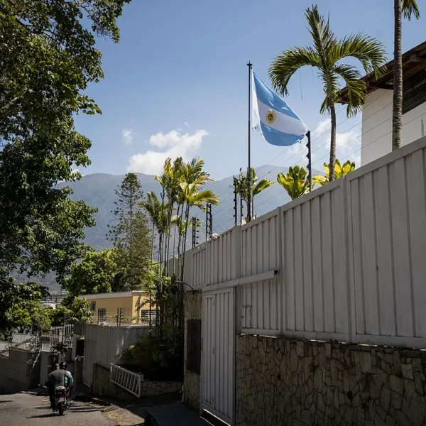 Cancillería denunció "hostigamiento" contra la embajada argentina en Caracas