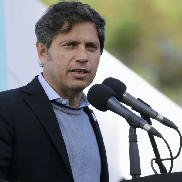 Kicillof le pegó a Milei tras la decisión de YPF de ubicar la planta de GNL en Río Negro