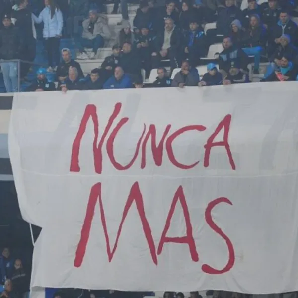 Racing: incidentes tras una bandera con consigna histórica 