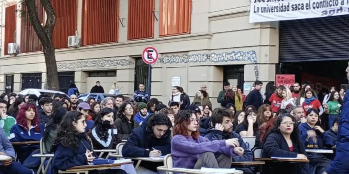 Docentes universitarios realizan paro y movilización para el jueves 5 ...