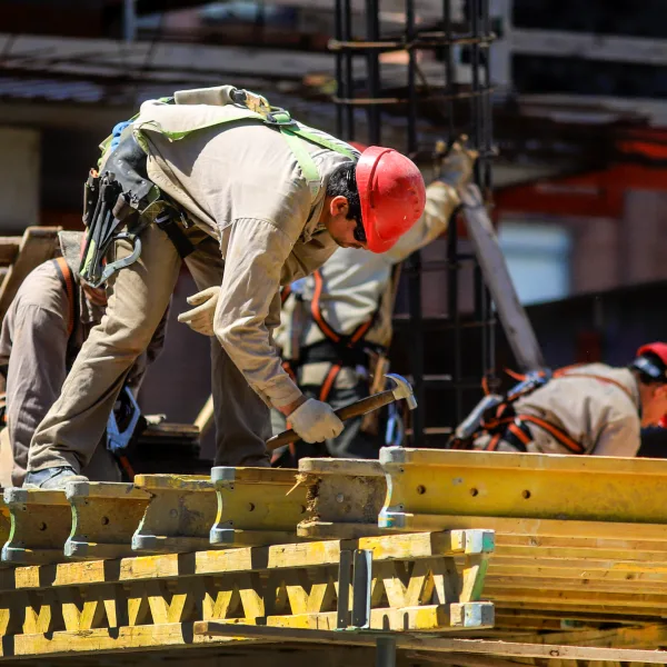 Industria y construcción registran caídas interanuales en julio y mejoras frente a junio