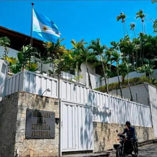 Cancillería expresó su preocupación por la vida de los asilados en la Embajada Argentina en Caracas