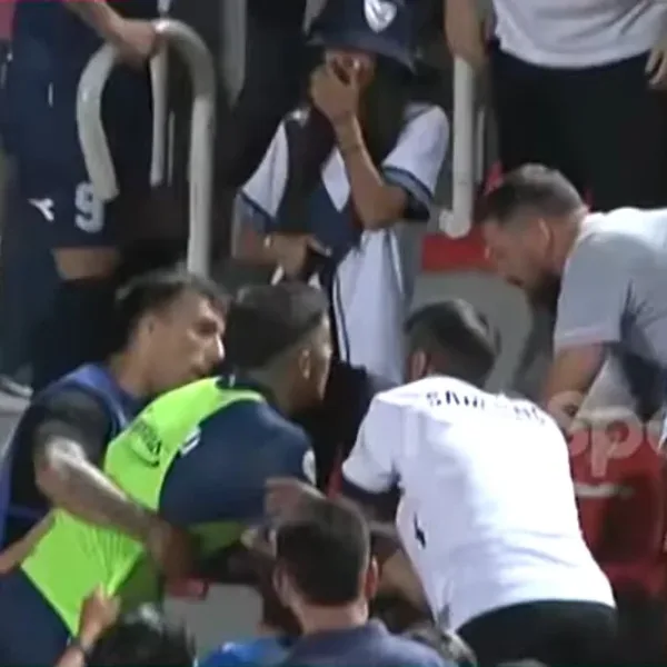 Escándalo en la Copa Argentina: jugadores de Vélez se pelearon con hinchas tras perder la final