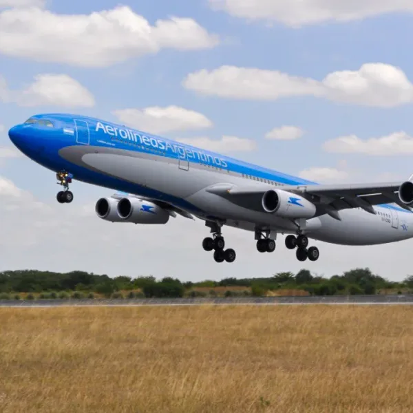 El Gobierno bonaerense insiste con su propuesta sobre Aerolíneas Argentinas