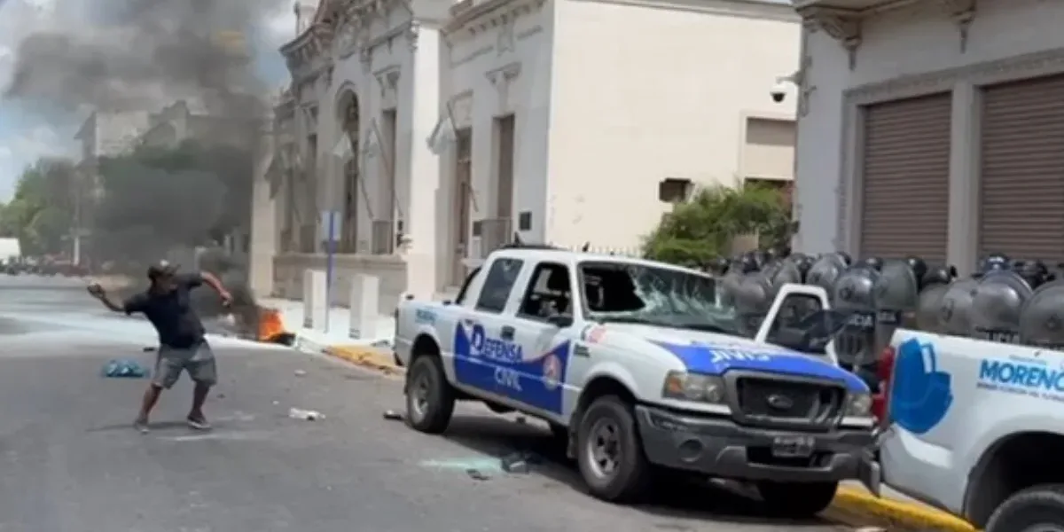 Represión en Moreno por el crimen de un repartidor: destrozos y ...