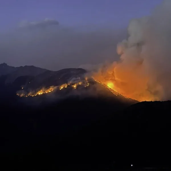 Voraz incendio en El Bolsón: ya hay un fallecido y aún quedan turistas varados en refugios de montaña