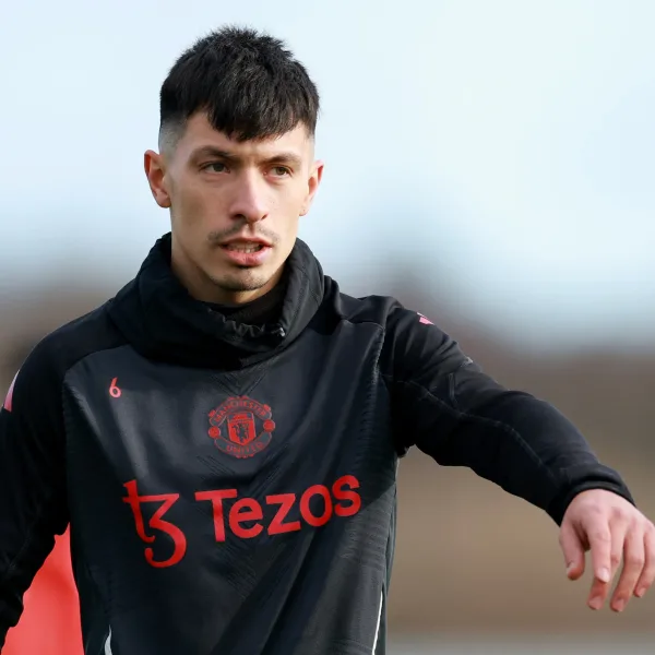 Manchester United confirmó que Lisandro Martínez sufrió una dura lesión y estará varios meses inactivo