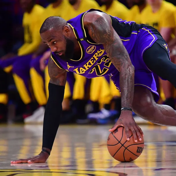 Lebron James abandonó el clásico ante los Celtics en el ultimo cuarto y hay preocupación en el vestuario de LA