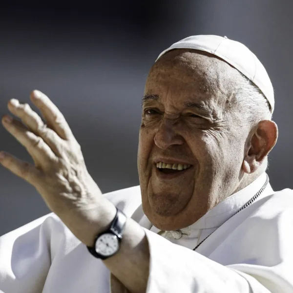 El Vaticano informó una nueva mejora en la salud del papa Francisco