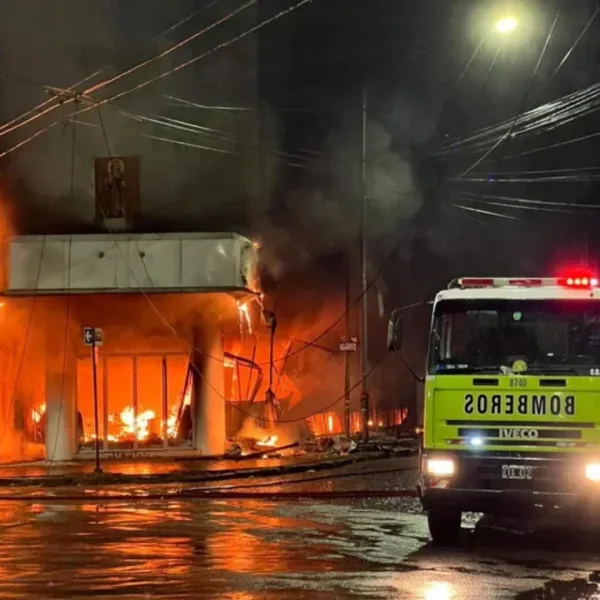 La Plata: incendio y derrumbre de un depósito de electrodomésticos