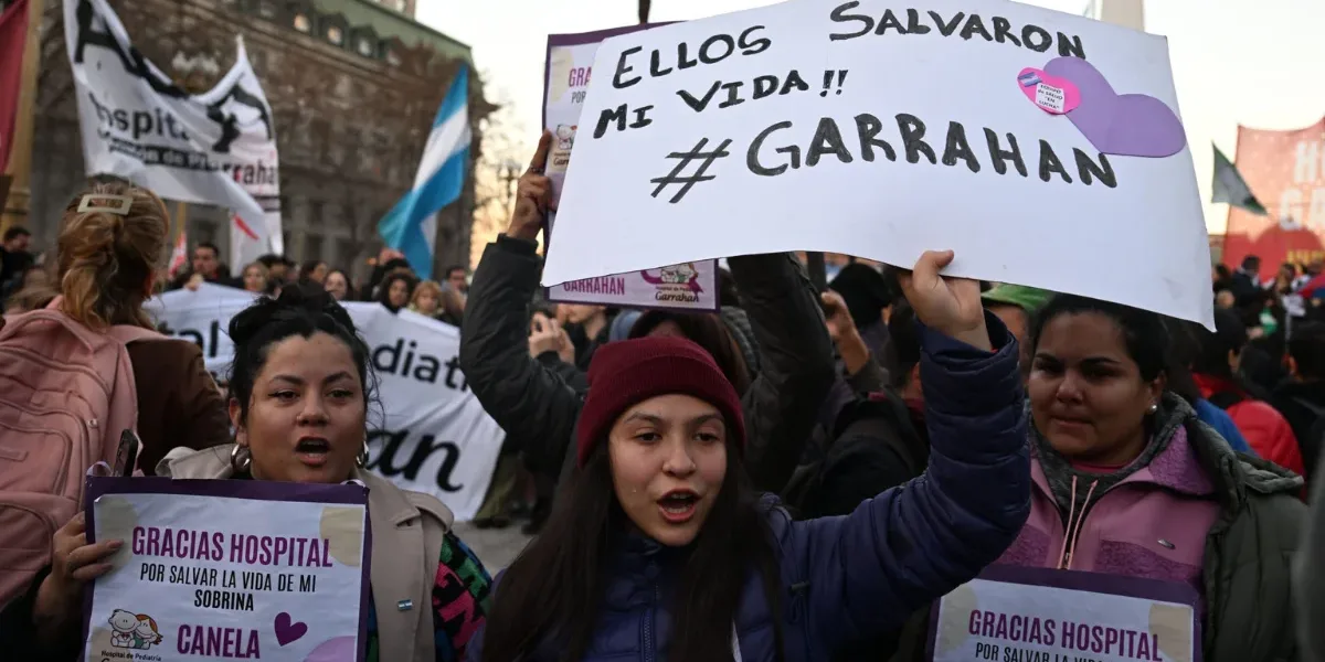 Trabajadores del Garrahan marcharon a Plaza de Mayo en reclamo de ...