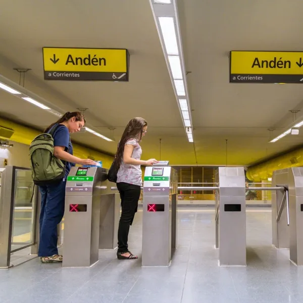 Liberaron los molinetes de una estación de la Línea B en apoyo al Garrahan