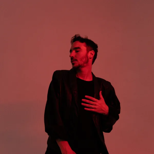 Juku Ares presenta Sitcom: un álbum de "pop puro y duro" que relata escenas de su vida