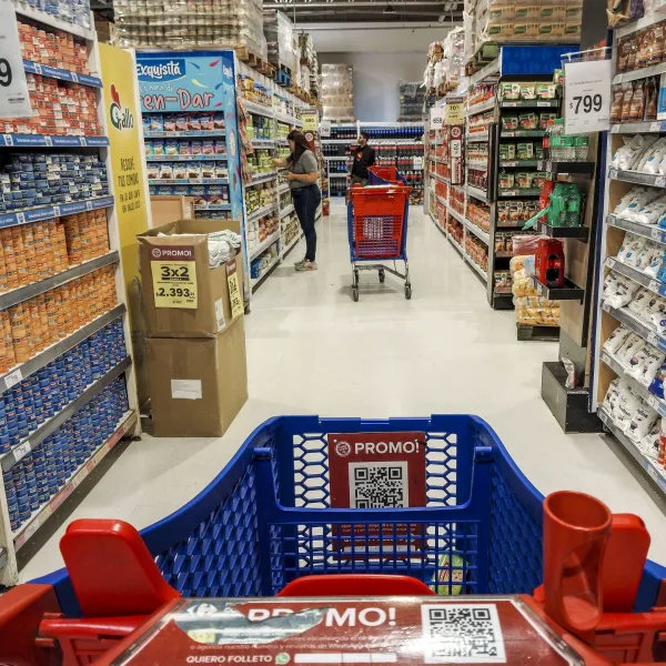 Ventas de supermercados en alza interanual, pero con retroceso frente a abril