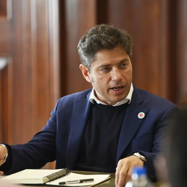 Kicillof sobre la remoción de policías que apoyaron a candidato libertario: "Hay normas que respetar"