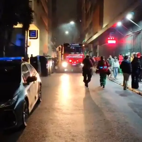 Más de 20 evacuados por un incendio en un edificio en el barrio de San Nicolás