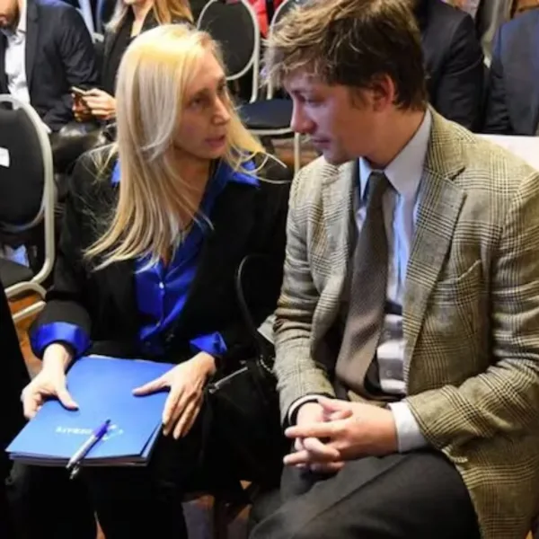 Con la presencia de Santiago Caputo, Karina Milei convocó a una reunión para la campaña bonaerense