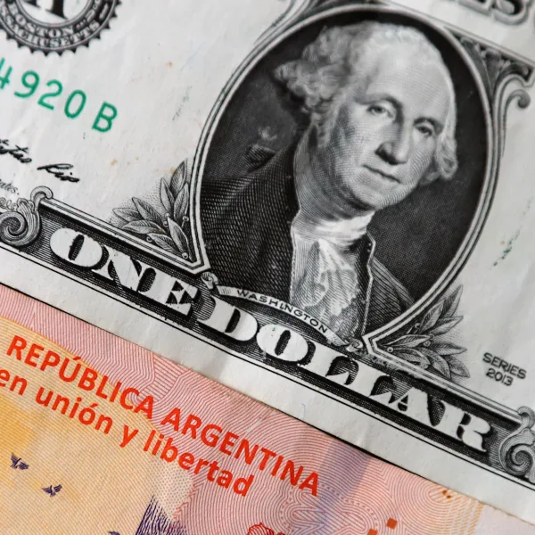 Dólar oficial en alza: cerró la jornada en $1380