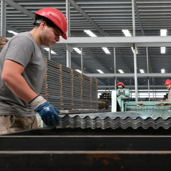 La industria pierde entre 1.000 y 1.500 empleos por mes, según la UIA