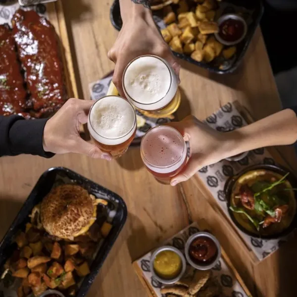 Temperatura, espuma y maridajes: consejos para conocer sobre el mundo de la cerveza