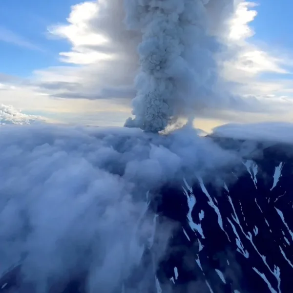 Rusia en alerta: otro volcán entró en erupción tras 450 años inactivo