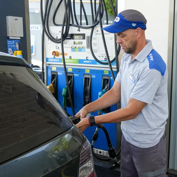 Las petroleras suben los precios de los combustibles tras el salto del dólar