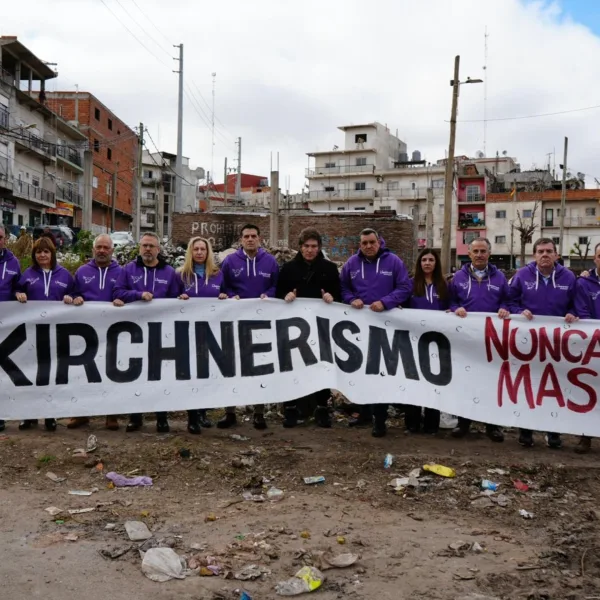 Milei usó la estética del "Nunca Más" para lanzar la campaña electoral en PBA