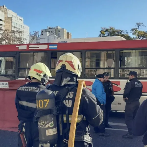 Murió un ciclista al ser atropellado por un colectivo frente a la estación de Once