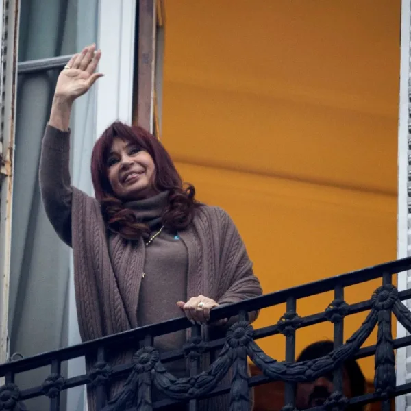CFK al presidente tras la cadena nacional: "Te van a sacar con un chaleco de fuerza de la rosada"